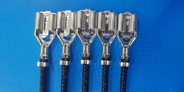 東莞瑞舟全自動放線機解決了行業(yè)內(nèi)一直存在的高溫編織線放線打結(jié)問題