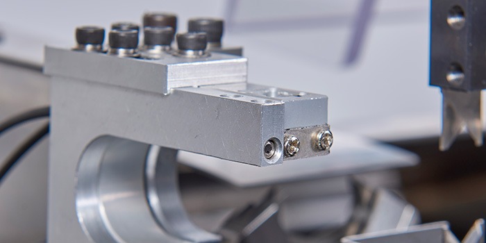 瑞舟全自動端子機(jī)在切削進(jìn)程中發(fā)生振動的景象