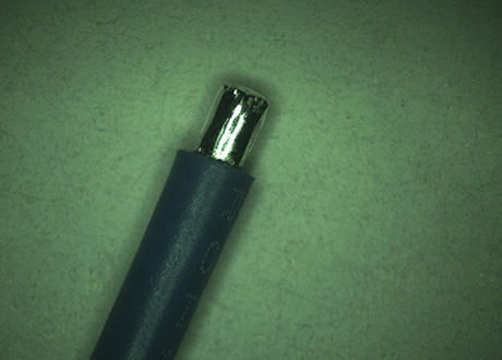 AWG28#顯微鏡下放大效果，沾錫端線徑很圓，不呈扁狀，線頭平整無錫尖