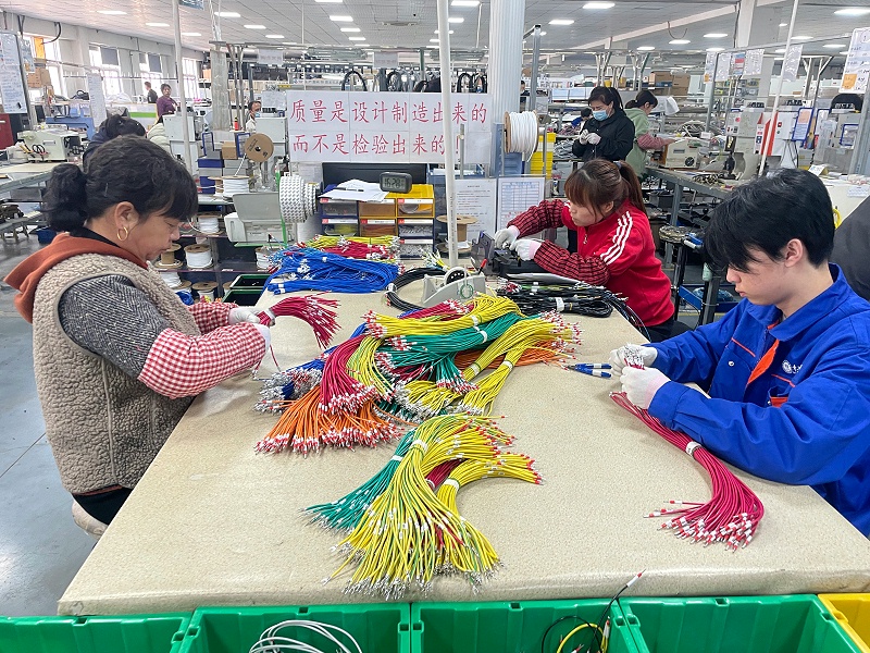 人工剝皮，壓接端子